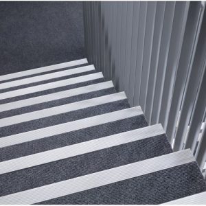 GA 1900 E RANGE STAIR NOSING 82° SQUARE BACK EDGE
